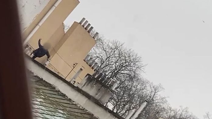 Mladík na pervitinu házel v Praze ze střechy beton. Jdu se zabít, řekl policii a omdlel